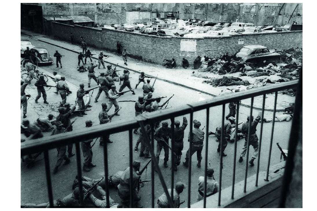 BOGOTÁ, CUNDINAMARCA. Unidades del Batallón Colombia abren
fuego a una manifestación estudiantil con un saldo de 10 estudiantes
muertos y un estimado de 50 heridos el 9 de junio de 1954.