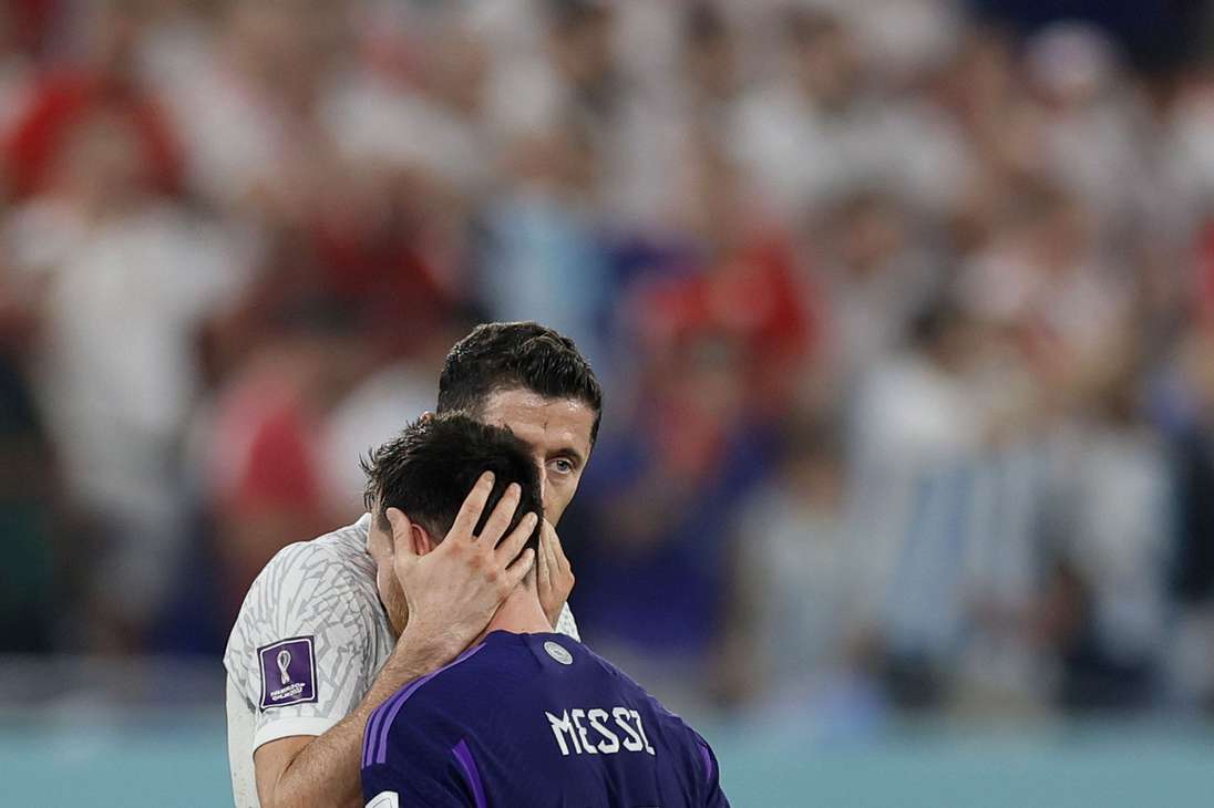 Doha (Qatar), 30/11/2022.- Robert Lewandowski (L) of Poland reacts with Lionel Messi of Argentina after the FIFA World Cup 2022 group C soccer match between Poland and Argentina at Stadium 947 in Doha, Qatar, 30 November 2022. (Mundial de Fútbol, Polonia, Catar) EFE/EPA/Ronald Wittek
