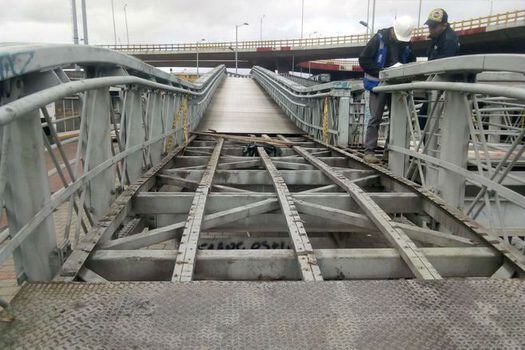 El hurto de láminas metálicas en puentes peatonales es uno de los principales motivos de mantenimiento en Bogotá.