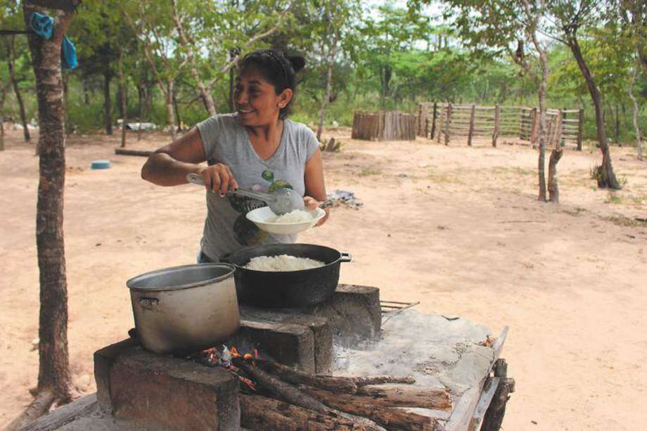 Dilibeth Bonivento sirve el arroz que preparó para el almerzo de ella y sus cinco hijos. / Maria Camila Ramírez Cañón.
