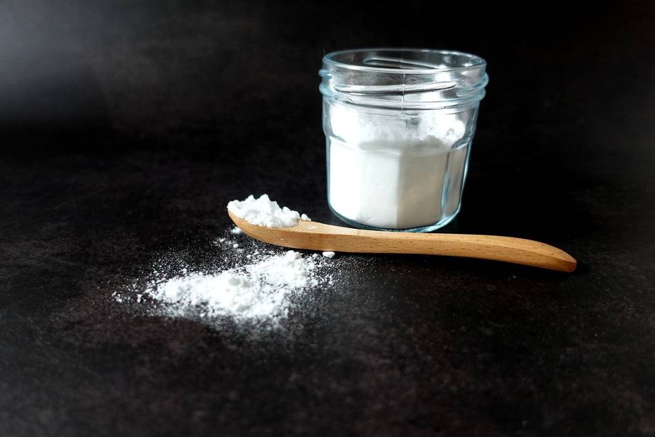 El bicarbonato de sodio actúa como un absorbente natural que neutralizará todos los olores