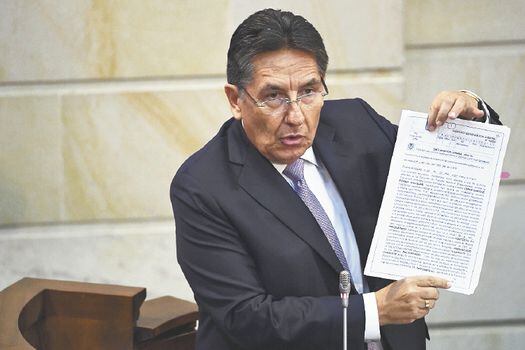  El fiscal general, Néstor Humberto Martínez, anoche en la plenaria del Senado. / Cristian Garavito