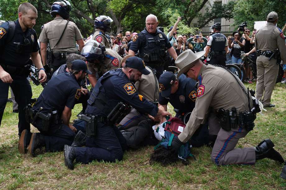 Policía contiene una manifestación a favor de Palestina en la Universidad de Texas.