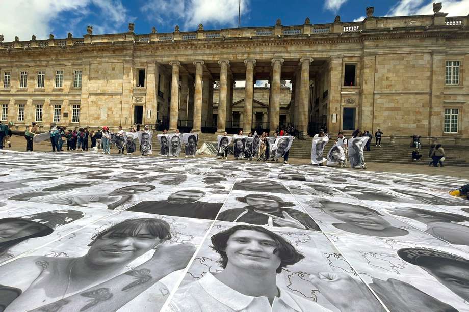 Diversas ONG, en conjunto con el proyecto Inside Out (que promueve causas sociales a través del arte), presentaron este miércoles en Bogotá una exposición de 400 fotografías de rostros de migrantes, refugiados y retornados en Colombia para pedirle al Gobierno del presidente Gustavo Petro que "retome la agenda migratoria de refugio" en el país. 
