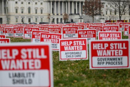 Afiches en las afueras del Capitolio en Washington pidiendo una mayor ayuda del Estado para superar la crisis económica a causa de la pandemia.
