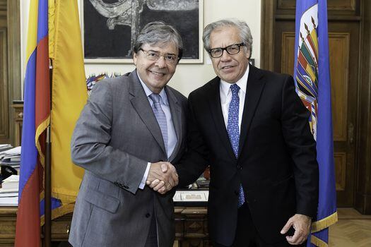 El secretario general de la OEA, Luis Almagro y el canciller colombiano, Carlos Holmes Trujillo, durante una reunión hoy en la sede del organismo en Washington, EE.UU. / EFE