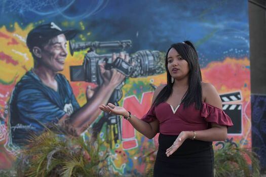 Mara Rodríguez fue amiga de Mauricio Lezama y juntos estaban trabajando en el cortometraje "Mayo". Al fondo se ve el graffiti que hicieron en la plaza de la Alcaldía de Arauca en honor al cineasta. / Mauricio Alvarado - El Espectador.