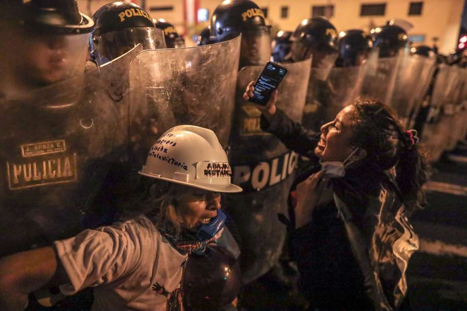 La policía se enfrenta con manifestantes durante protestas en las que reclaman la renuncia de la presidenta Dina Boluarte y el cierre del Congreso hoy, en Lima (Perú). 
