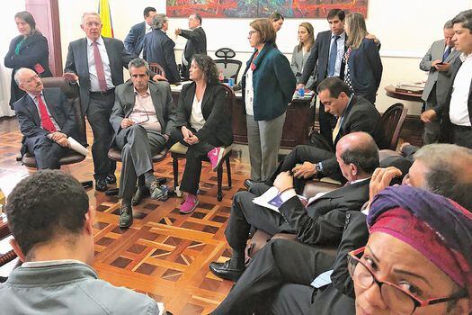  El martes en la noche,  miembros de la Comisión Primera, la FARC y el expresidente Uribe se reunieron en la Presidencia de Senado. / Fotos:  Archivo particular