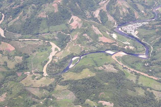 Derrame de petróleo por atentado en oleoducto de Caño Limón se extiende por 107 kilómetros