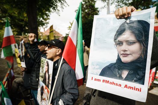 Manifestantes del Consejo Nacional de Resistencia de Irán se manifiestan con pancartas que muestran a la fallecida Mahsa Amini, frente a la Embajada de la República Islámica de Irán en Berlín, Alemania.