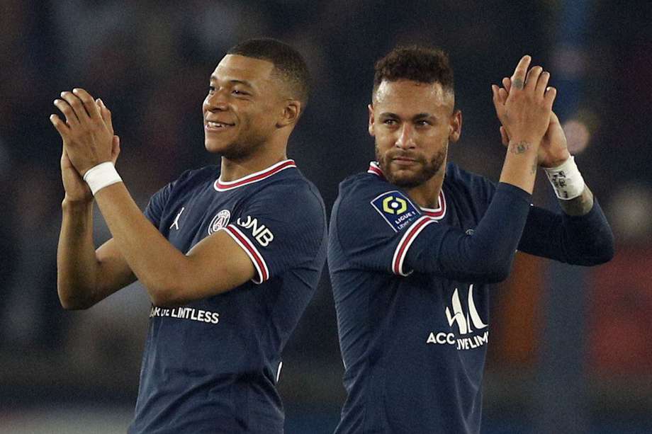 Kylian Mbappe  y Neymar, dos de las figuras del poderoso París Saint Germain, campeón de a liga francesa. /EFE
