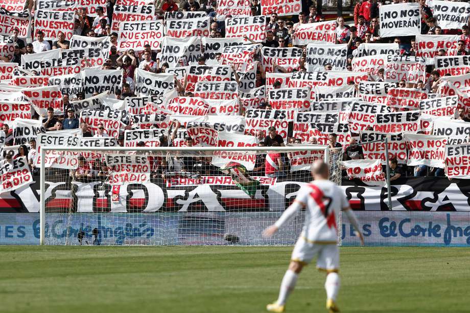 Aficionados del Rayo Vallecano muestran pancartas contra el traslado del Estadio de Vallecas, durante el partido entre el Real Madrid y el Rayo correspondiente a la jornada 25 de LaLiga, este domingo en el Estadio Vallecas en Madrid.
