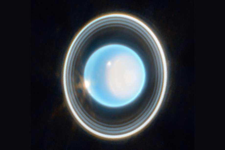 De los 13 anillos conocidos de Urano, únicamente 11 son visibles en la imagen.