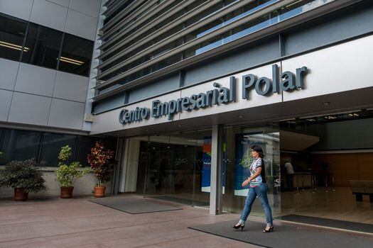 Entrada al edificio Centro Empresas Polar del mayor empresario del país, Lorenzo Mendoza. / EFE