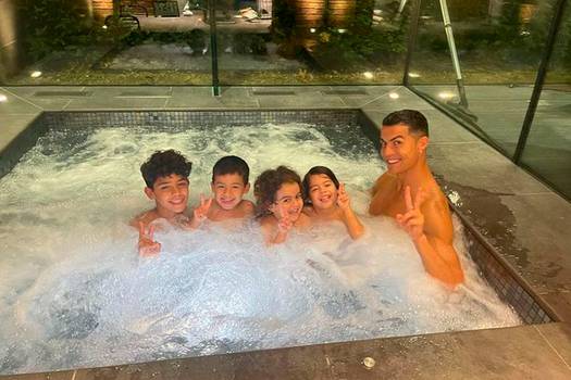 Cristiano Ronaldo comparte tiempo en familia y disfruta cada experiencia con sus hijos.