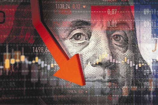 El dólar ha caído casi $300 en 2022. / Getty Images
