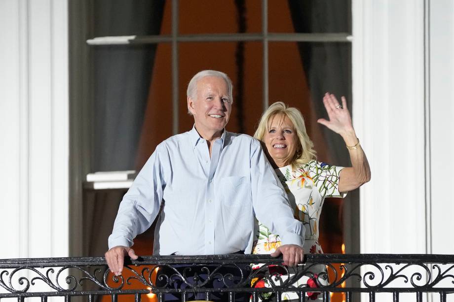 Washington, Dc (United States), 04/07/2022.- US President Joe Biden (L) and first lady Dr. Jill Biden (R) watch fireworks from the Truman Balcony of the White House in Washington, DC, USA, 04 July 2022. Earlier the President made remarks on patriotism and on the mass shootings in Highland Park, Illinois. (Incendio, Estados Unidos) EFE/EPA/Chris Kleponis / POOL
