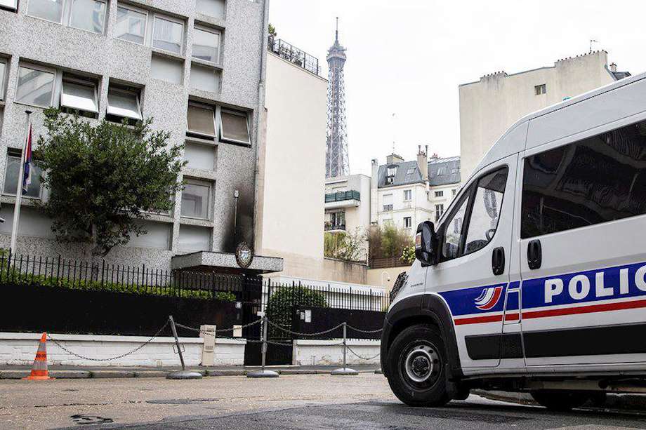 La fiscalía de París indicó este martes por la mañana que abrió una investigación por “degradaciones por sustancia explosiva o artefacto incendiario”.