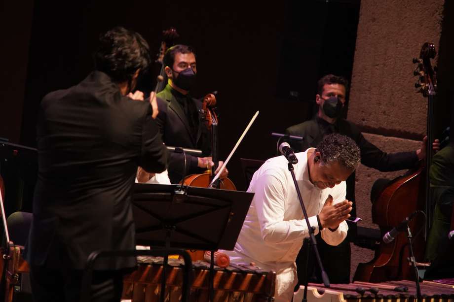 Como director del Grupo Bahía, ha ganado dos versiones del Festival de Música del Pacífico "Petronio Álvarez".
