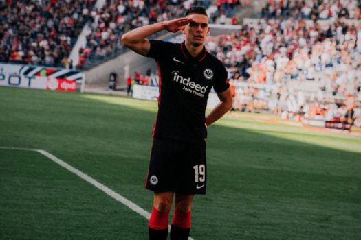 Rafael Santos Borré festeja su primer tanto en la Bundesliga
