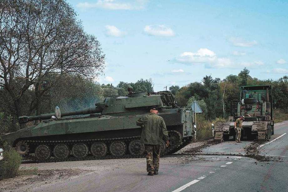 Soldado ucraniano frente a  un tanque de remolque cerca de Kytsivka, región de Kharkiv, el 21 de septiembre. 