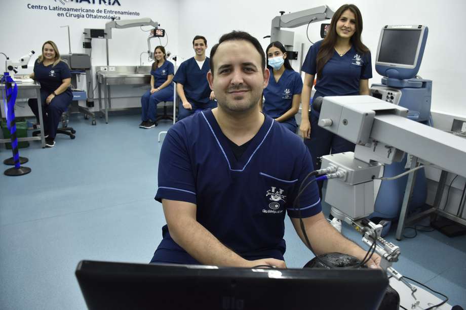 Los médicos residentes de la especialización en Oftalmología de Unisimón y COFCA, en el centro de entrenamiento Matrix.