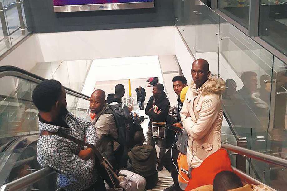 Se estima que al día llegan 200 migrantes africanos al aeropuerto El Dorado. 