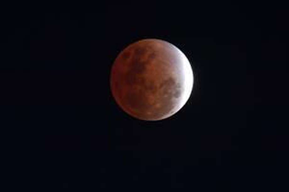 Esta es una foto del último eclipse lunar del 2021.