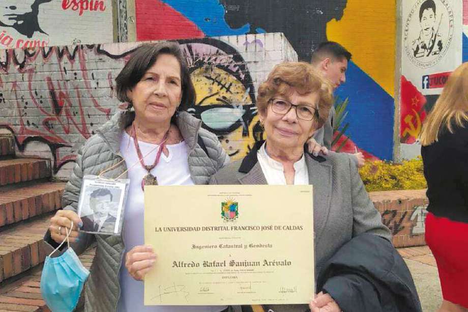 Yolanda y Teresa Sanjuán recibieron el diploma honorífico de su hermano Alfredo. / Cortesía.