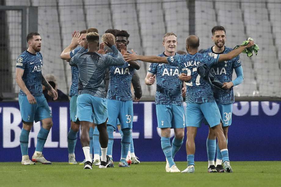 Los jugadores de Tottenham celebran el paso a octavos de final de Champions.