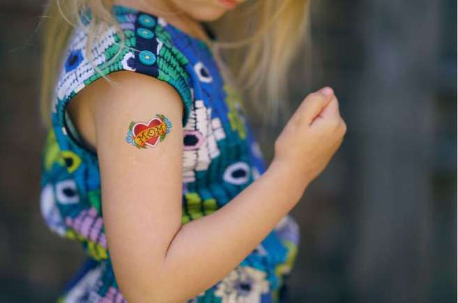 Los tatuajes temporales que usan los niños podrían causar efectos en su  piel