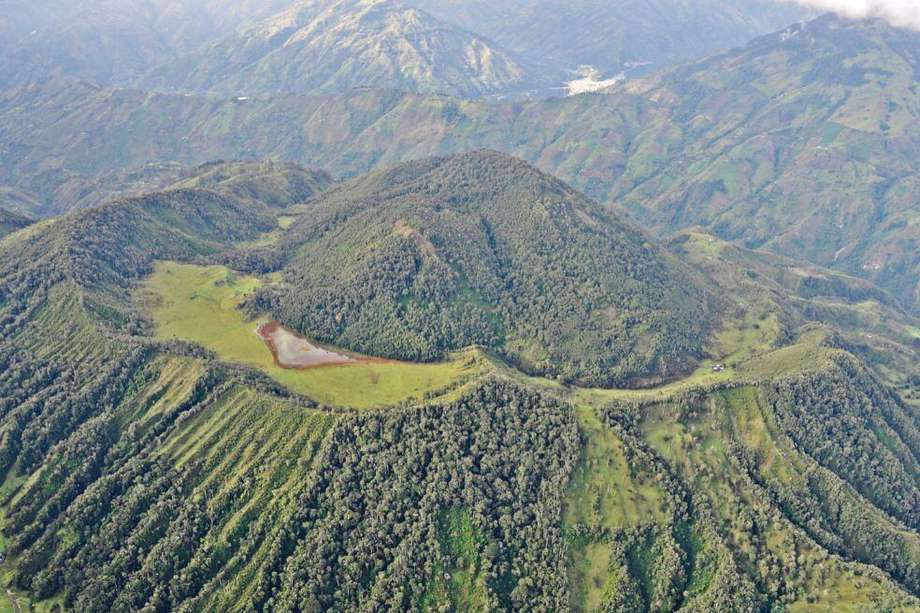 El volcán Cerro Machín está ubicado sobre la cordillera Central, en el departamento del Tolima, a siete kilómetros de la cabecera del municipio de Cajamarca.