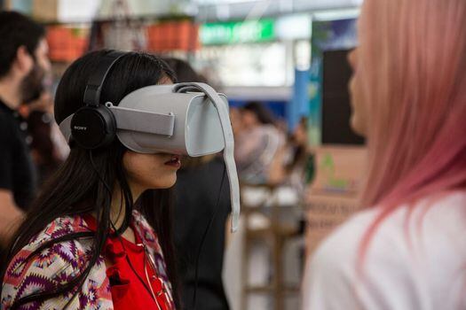 Mediante una gafas de realidad mixta el visitante veía cómo será el futuro de las compras. / Inexmoda