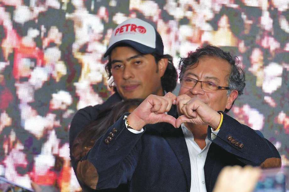 Nicolás Petro y su padre, Gustavo Petro Urrego, durante la celebración por la victoria de este último en las elecciones del año pasado. 