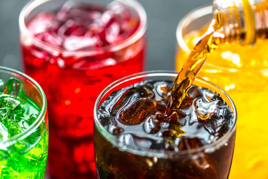 El impuesto se creó como una estrategia para reducir la obesidad infantil y ha hecho que empresas de bebidas azucaradas replanteen sus fórmulas.