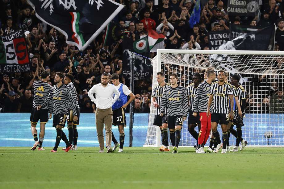 Los jugadores de la Juventus abandonan la cancha tras la derrota ante Sassuolo, por la quinta fecha de la Serie A de Italia. EFE/EPA/ELISABETTA BARACCHI
