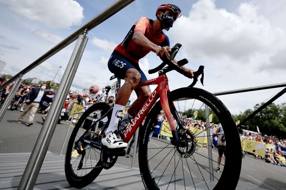 El ciclista colombiano Egan Bernal del equipo INEOS Grenadiers se prepara para el inicio de la quinta etapa del Tour de Francia 2023, una carrera de 162,7 km de Pau a Laruns, Francia, el 5 de julio de 2023.