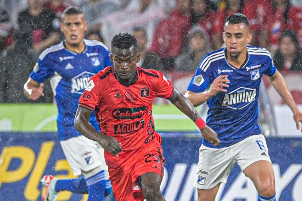 Carlos Darwin Quintero (América) pelea una pelota con Daniel Giraldo de Millonarios.