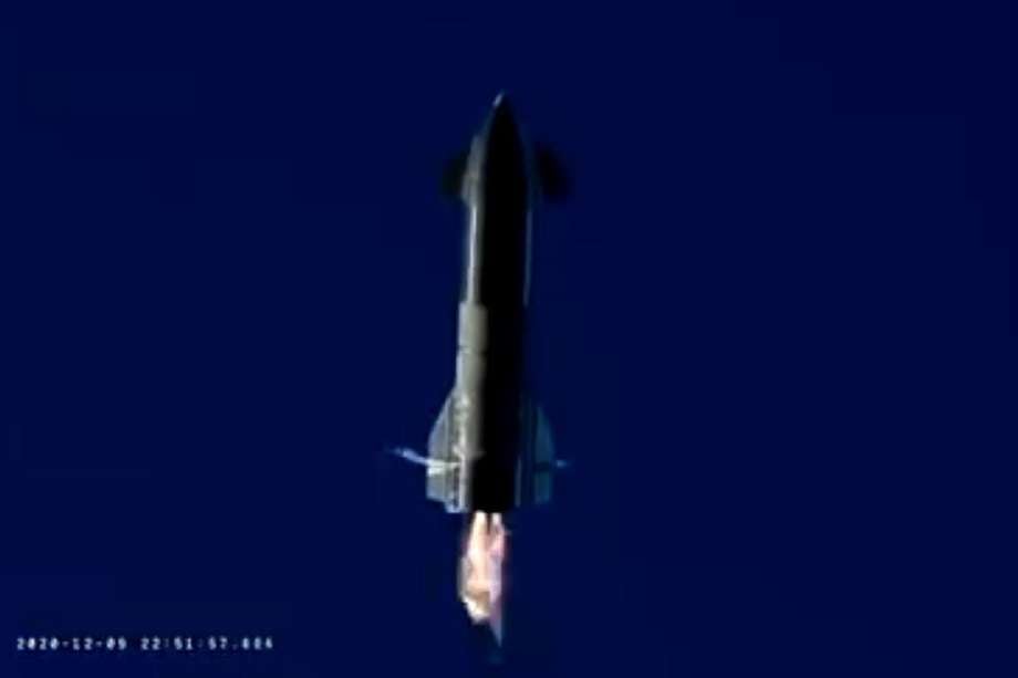 El Starship SN8 durante el descenso tras la prueba de vuelo, donde no pudo reducir su velocidad y terminó estrellándose. Captura de pantalla del video proporcionado por SpaceX.
