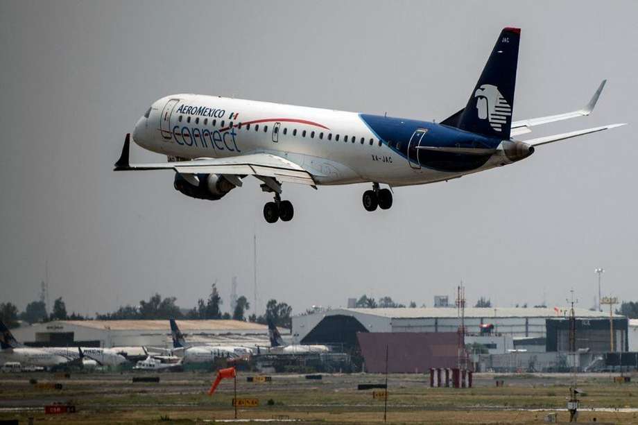 Un avión de Aeroméxico Airlines aterriza en el aeropuerto Internacional Benito Juárez, en la Ciudad de México.