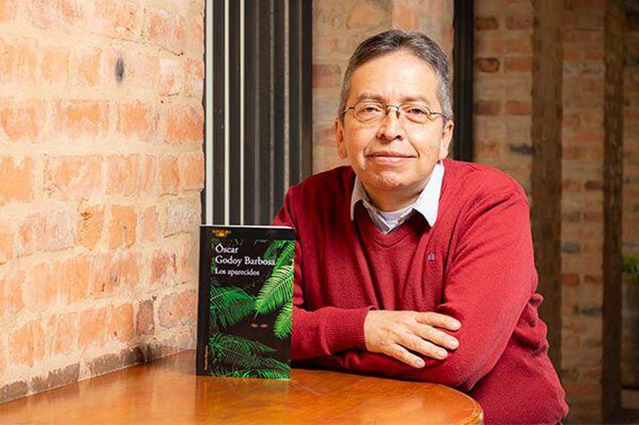 Óscar Godoy Barbosa nació en Ibagué, Colombia, en 1961. Comunicador social, periodista, profesor universitario y escritor, con estudios de posgrado en Literatura hispanoamericana y en escritura creativa. 