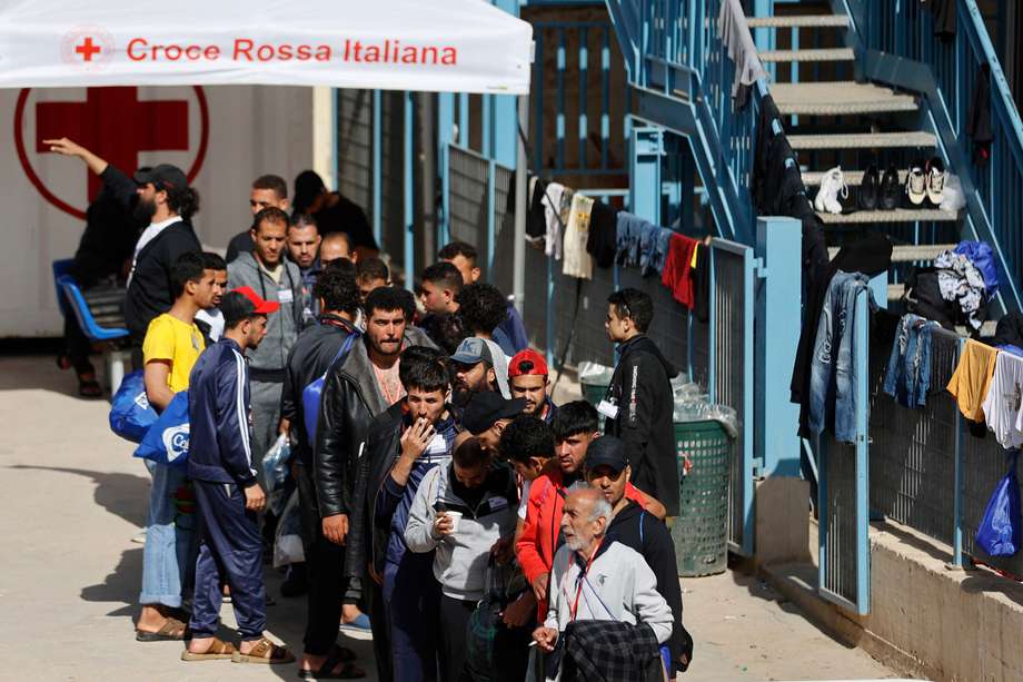 Migrantes esperan dentro del centro de recepción de inmigrantes, o "punto de acceso" en la isla siciliana de Lampedusa (Agrigento), sur de Italia, el 14 de junio de 2023 (emitido el 15 de junio de 2023) para ser trasladados a otros centros de recepción.
