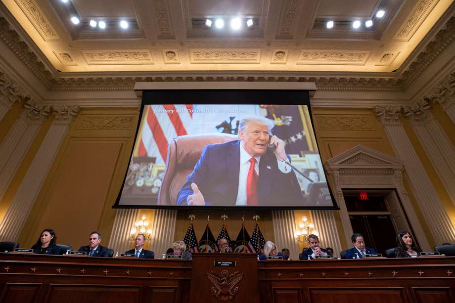 El expresidente de los Estados Unidos, Donald Trump, aparece en una pantalla durante una audiencia del Comité Selecto para Investigar el Ataque del 6 de enero al Capitolio de Estados Unidos en Washington.