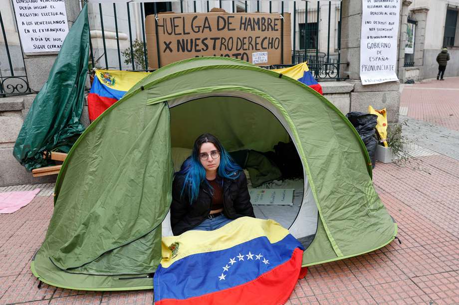 La joven venezolana Lorena Lima mantiene en Madrid una huelga de hambre "indefinida" desde la noche del viernes pasado para exigir la apertura del registro de votantes en los consulados de su país con vistas a las elecciones presidenciales del 28 de julio.  EFE/ Chema Moya
