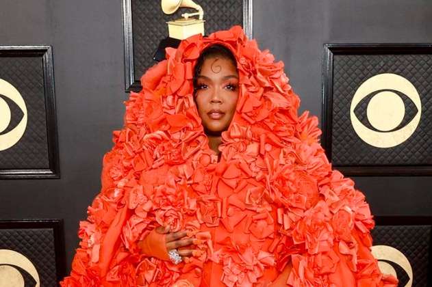 Lizzo aparece en la alfombra roja de los Grammy vestida de Dolce & Gabbana