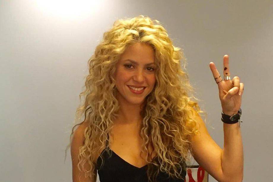 A pesar de que Shakira ya se había dado a conocer, todavía no escogía un estilo que la identificara definitivamente. Del rojizo llamativo pasó a un rubio platinado, completamente rizado, como es su tipo de pelo natural. Desde ese entonces, ese color llegó para quedarse en su vida.