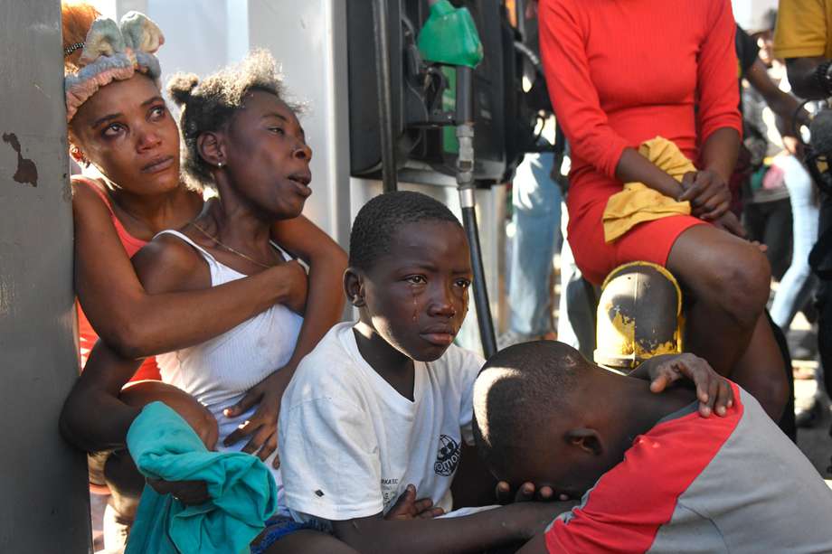 Personas reaccionan ante el hallazgo de familiares asesinados en Puerto Príncipe, capital de Haití. 