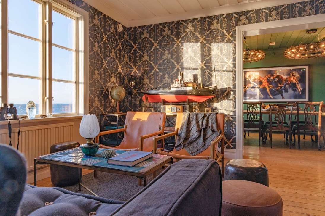 Un equipo de visionarios empresarios, hoteleros, restauradores, diseñadores y marineros profesionales suecos ha reinventado la antigua casa del farero, creando un impresionante hotel boutique – Pater Noster – de nueve habitaciones con capacidad para 18 huéspedes.