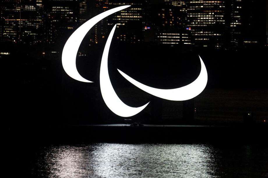 El símbolo de los Juegos Paralímpicos alumbra en Tokio.